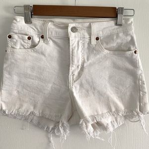 🤍🤍Levi’s white denim shorts🤍🤍